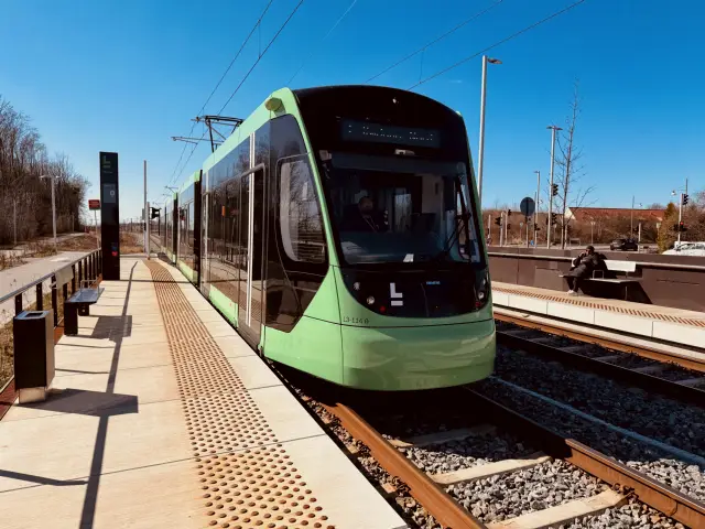 Billede af L3 114 fotograferet ud for Glostrup Ejby Letbanestation.