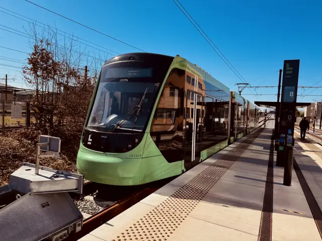 Billede af L3 114 fotograferet ud for Glostrup Letbanestation.