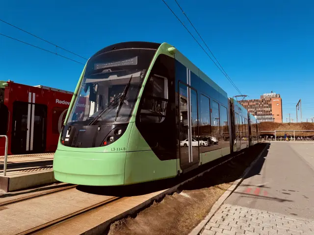 Billede af L3 114 fotograferet ud for Ishøj Letbanestation.