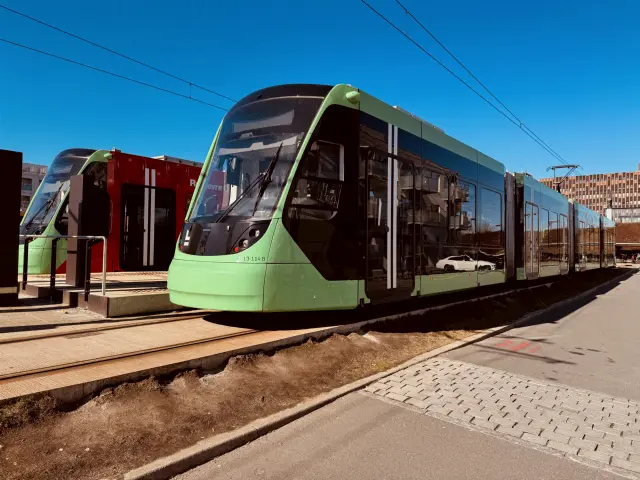 Billede af L3 114 fotograferet ud for Ishøj Letbanestation.