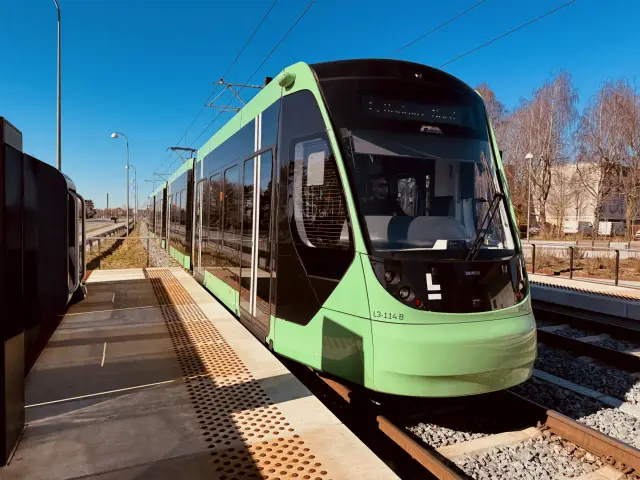 Billede af L3 114 fotograferet ud for Ishøj Strand - ARKEN Letbanestation.