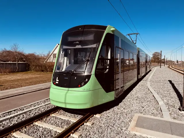 Billede af L3 114 fotograferet ud for Kirkebjerg Letbanestation.