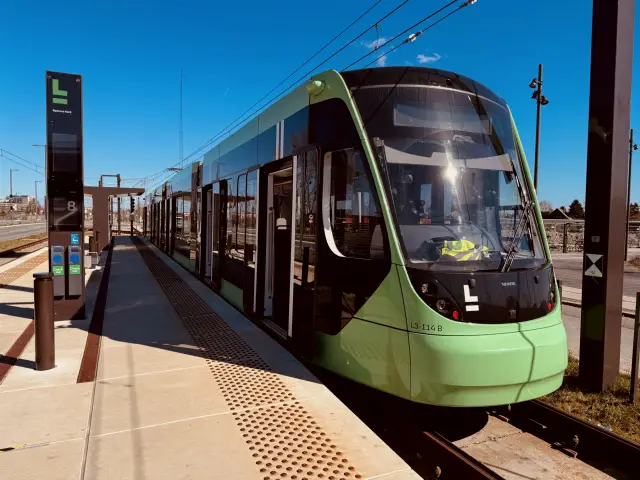 Billede af L3 114 fotograferet ud for Rødovre Nord Letbanestation.