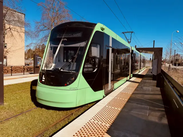 Billede af L3 114 fotograferet ud for Strandhaven Letbanestation.