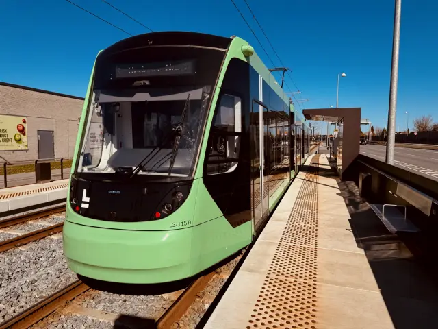 Billede af L3 115 fotograferet ud for Brøndbyvester Letbanestation.