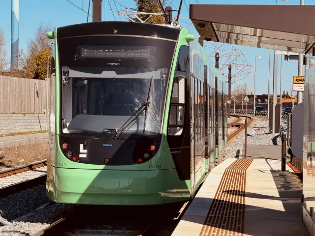 Billede af L3 115 fotograferet ud for Brøndbyvester Letbanestation.