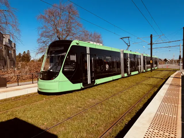 Billede af L3 115 fotograferet ud for Strandhaven Letbanestation.