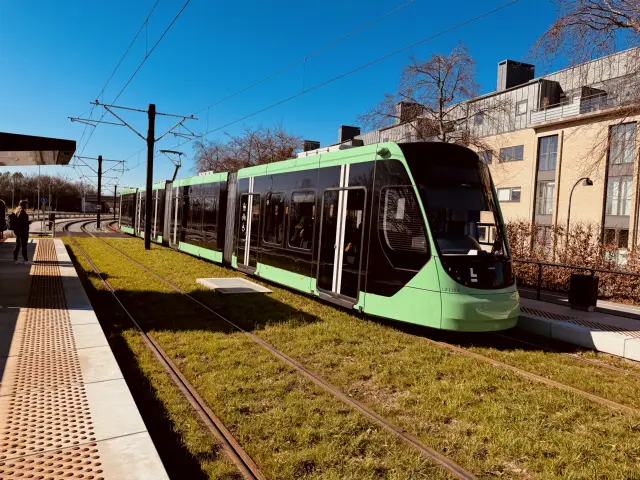 Billede af L3 115 fotograferet ud for Strandhaven Letbanestation.