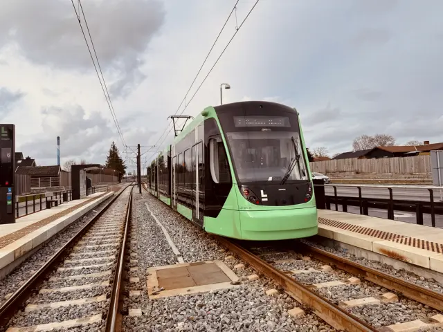 Billede af L3 124 fotograferet ud for Brøndbyvester Letbanestation.