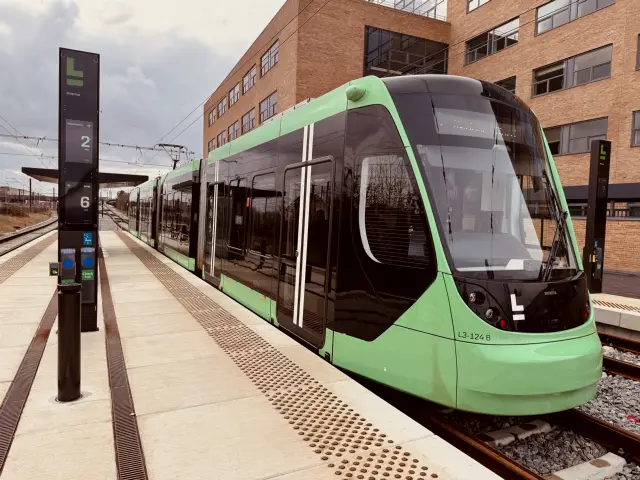 Billede af L3 124 fotograferet ud for Glostrup Letbanestation.