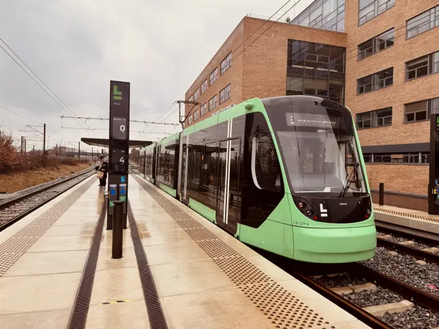 Billede af L3 127 fotograferet ud for Glostrup Letbanestation.
