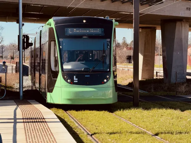 Billede af L3 129 fotograferet ud for Vallensbæk Letbanestation.
