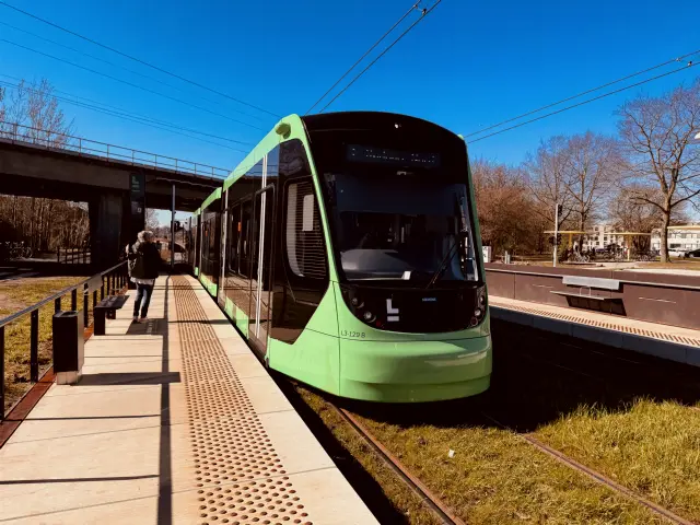 Billede af L3 129 fotograferet ud for Vallensbæk Letbanestation.