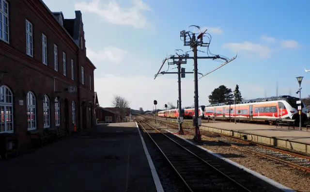 Billede af 25 KV ladefaciliteter for batteritog ud for Lemvig Station.