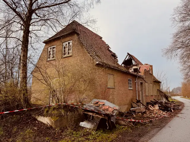 Billede af Tvingstrup Station efter branden den 24. marts 2026.