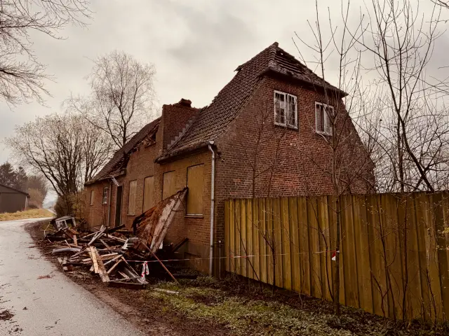 Billede af Tvingstrup Station efter branden den 24. marts 2026.