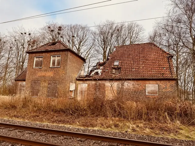 Billede af Tvingstrup Station efter branden den 24. marts 2026.
