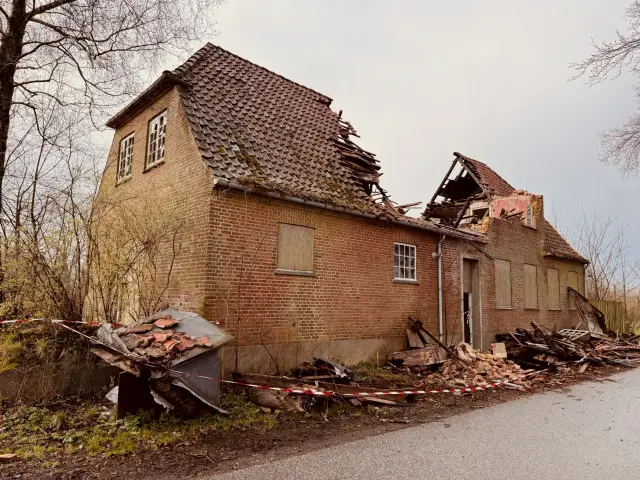 Billede af Tvingstrup Station efter branden den 24. marts 2026.