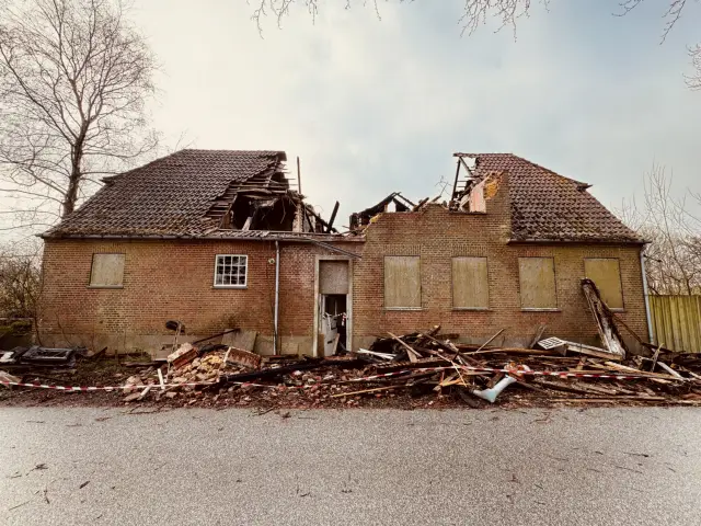 Billede af Tvingstrup Station efter branden den 24. marts 2026.