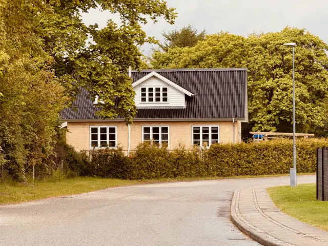 Billede af Rønbjerg Billetsalgssted, denne bygning her er det gamle vogterhus 37, som stadig eksister i en meget ombygget udgave.