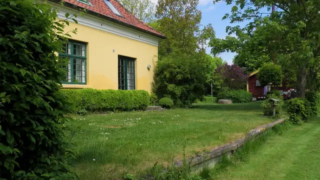 Billede af Flintinge Station med perronkant og varehus i baggrunden.