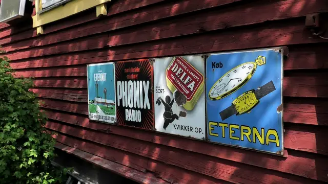 Billede af reklameskilte på pakhuset ved Flintinge Station.