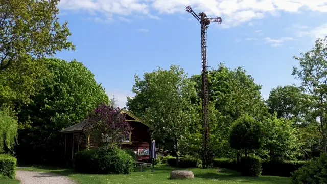Billede af signalmasten og varehuset ved Flintinge Station.