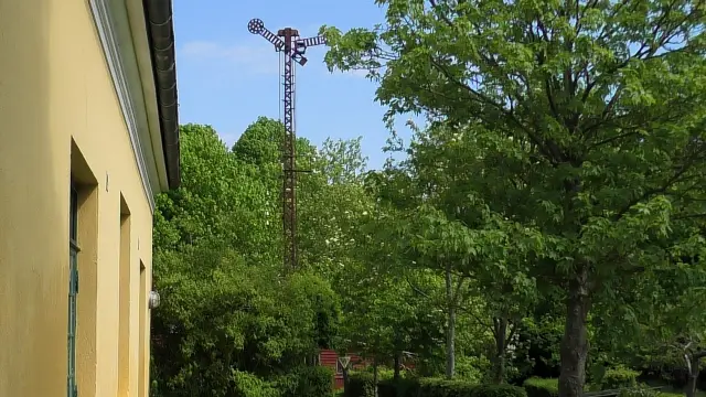 Billede af østside med signalmast på Flintinge Station.