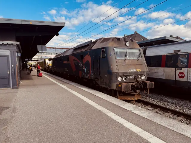 Billede af Contec ME 1530, tidligere DSB ME 1530 fotograferet ud for Odense Banegård Center.